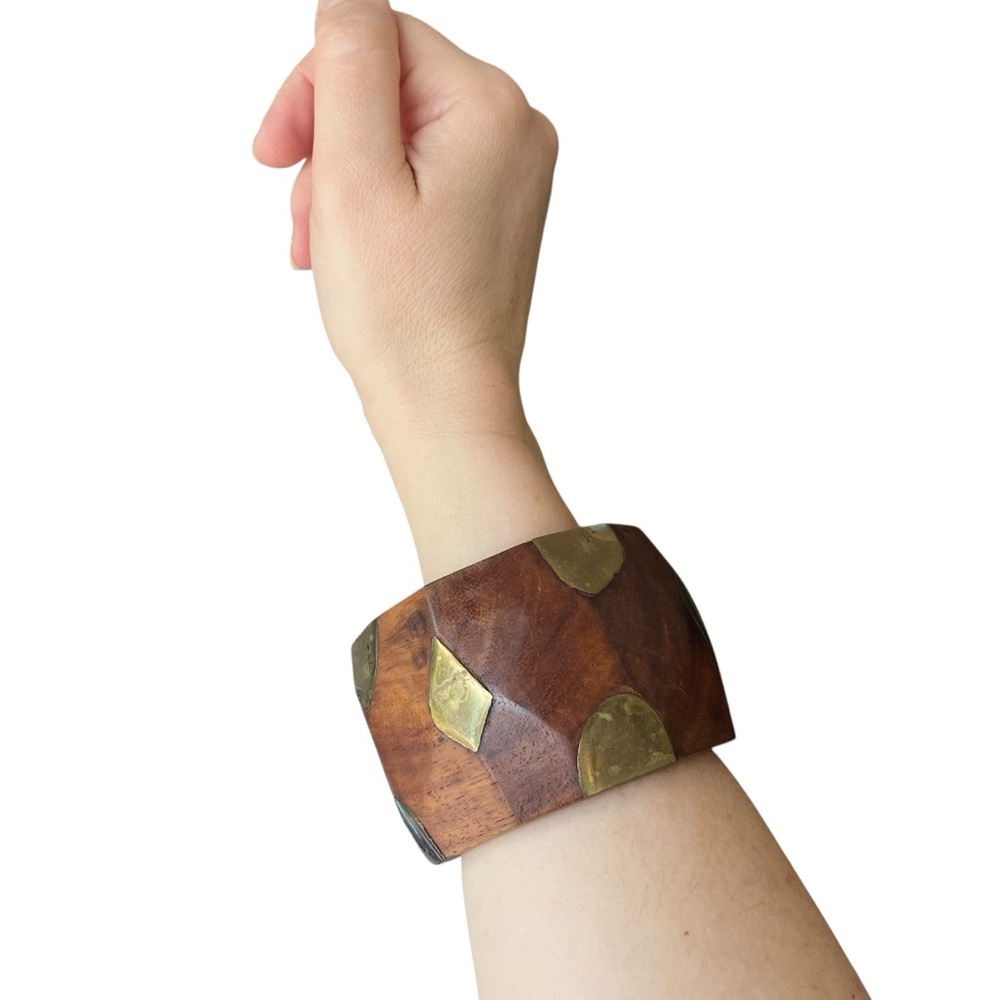 Vintage faceted chunky wood bangle bracelet with abstract brass inlay design - Picture 2 of 7